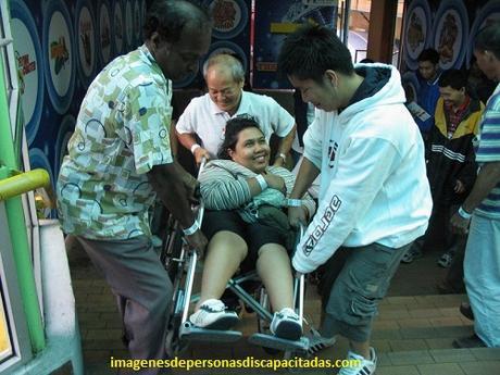 imagenes de personas ayudando a discapacitados solidarios