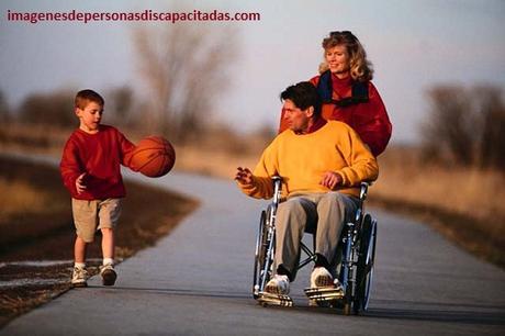 imagenes de personas ayudando a discapacitados familia