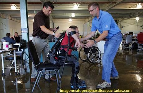 imagenes de personas ayudando a discapacitados generosos