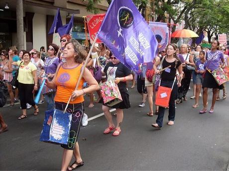 Nalú encabeza una movilización en el Foro Social Mundial en 2010 , donde las pancartas gritan y los tambores espantan el miedo. Foto: