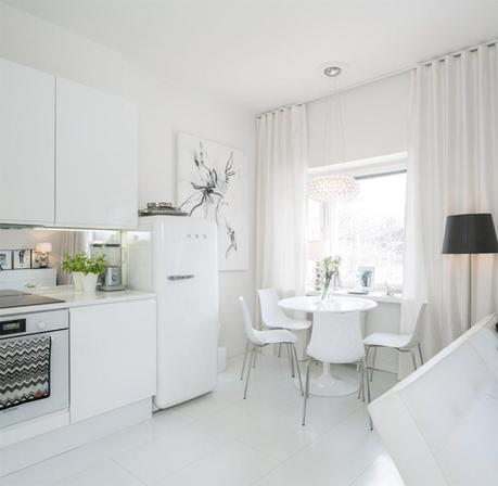 walk in closet vestidor en minipiso puro blanco decoración estilo escandinavo distribución diáfana decoración pisos pequeños deco total white cama en altillo blog decoracion interiores 