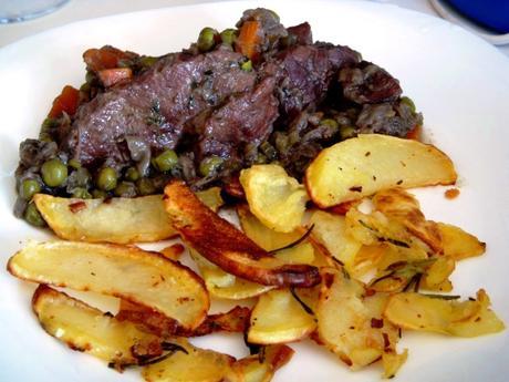 Estofado de ternera con guisantes y patatas - Spezzatino di girello con piselli e patate al forno - Beef stew with carrots peas and potatoes