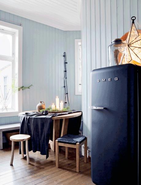 Un toque dramático y oscuro taburete madera cocina