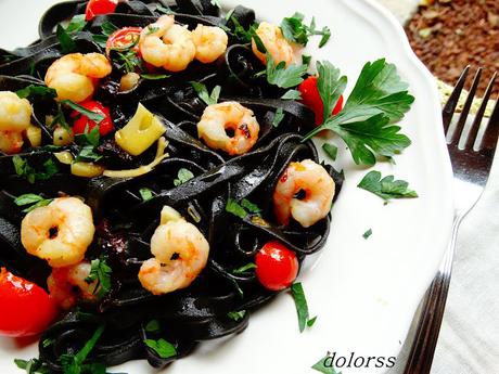 Espaguetis negros con gambas al ajillo