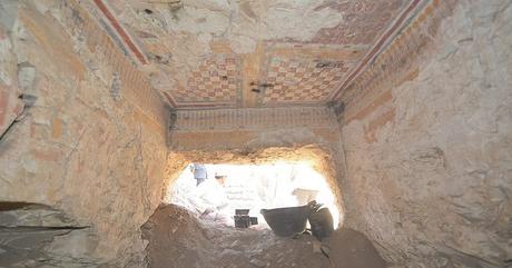 Descubren una antigua tumba en Luxor, Egipto, conteniendo imágenes de babuinos