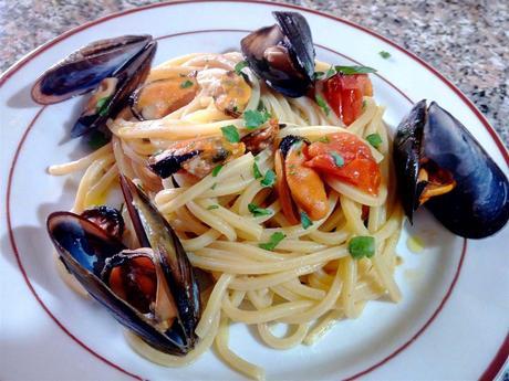 Espaguetis con mejillones - Spaghetti con le cozze - Mussels pasta tomato sauce