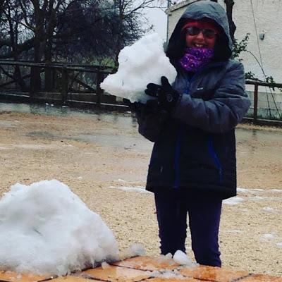 Primera Vez, La nieve, salida en familia, salida, blogger alicante, solo yo, blog solo yo, nevando, onil, influencer, blogger alicante, casa tápena, pascualet, 