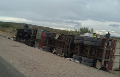 Vuelco de un camión al ingreso de Piedra del Aguila.-