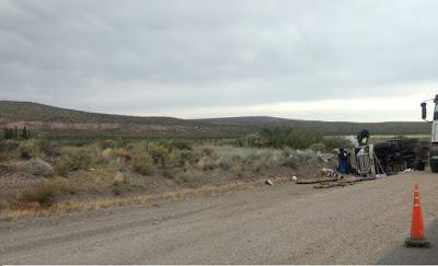 Vuelco de un camión al ingreso de Piedra del Aguila.-