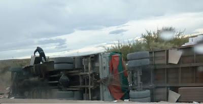 Vuelco de un camión al ingreso de Piedra del Aguila.-
