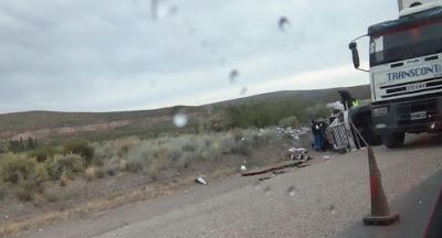 Vuelco de un camión al ingreso de Piedra del Aguila.-
