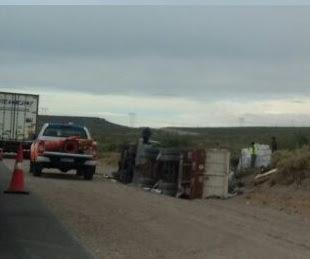 Vuelco de un camión al ingreso de Piedra del Aguila.-