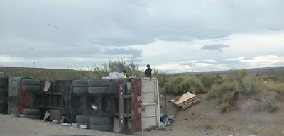Vuelco de un camión al ingreso de Piedra del Aguila.-
