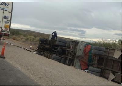 Vuelco de un camión al ingreso de Piedra del Aguila.-