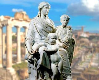 Estatua de Cornelia Africana y sus dos hijos, los Gracos, con el Foro Romano al fondo.