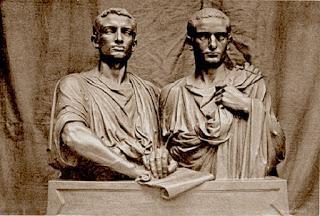 Los dos Gracos, Tiberio y Cayo, muy serios y concentrados en sus reformas.
