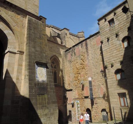 Iglesia de San Salvador, por debajo la cual se accede al puerto