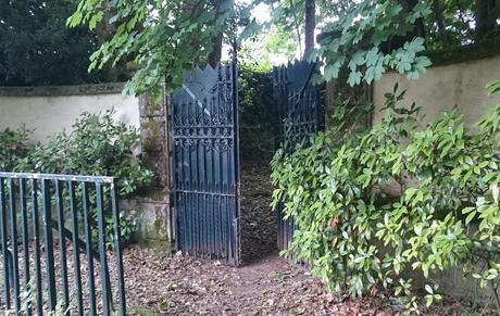 Entrada a una gran finca en La Matanza