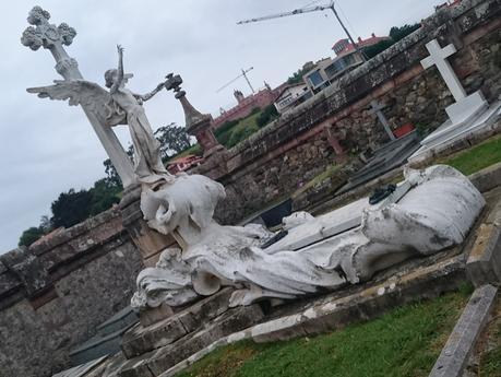 Suntuosa lápida en el cementerio de Comillas