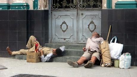 Preocupación por enfermedades de mendigos en Holguín