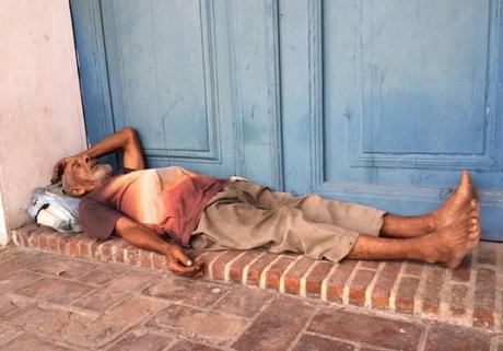 Preocupación por enfermedades de mendigos en Holguín