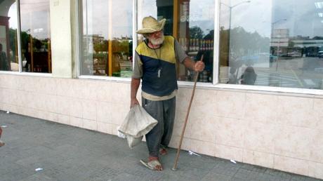 Preocupación por enfermedades de mendigos en Holguín