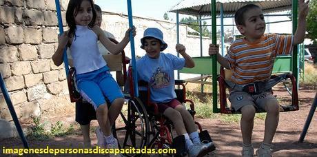 imagenes de niños con discapacidad jugando silla