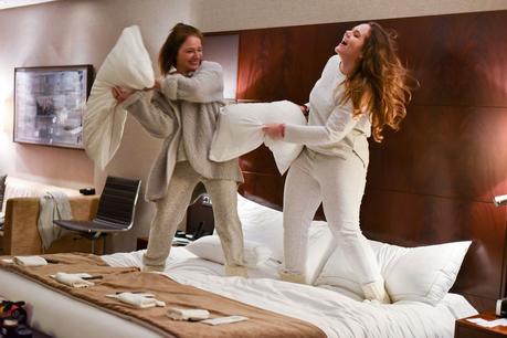 Fiesta de pijamas con The Body Shop en el CosmetikTrip6 guerra de almohadas Arantza vs Raisa