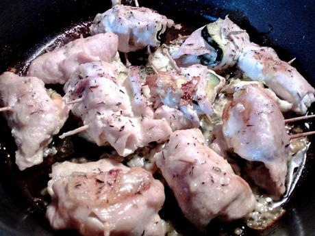 Rollos de pollo con calabacín y queso – Involtini di pollo con zucchine e provola rollitospollocalabacin4