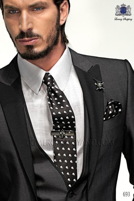 http://www.comercialmoyano.com/es/1478-corbata-y-panuelo-de-calaveras-blanco-y-negro-56506-4140-8000-ottavio-nuccio-gala.html