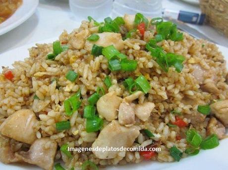 platos de comida con arroz chaufa
