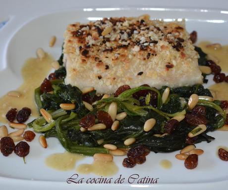 Lubina con polvo de almendra, pasas y piñones