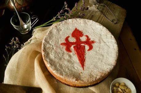 Tarta de Santiago, una chispa de color a la receta tradicional de Ferrán Adriá