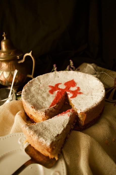 Tarta de Santiago, una chispa de color a la receta tradicional de Ferrán Adriá