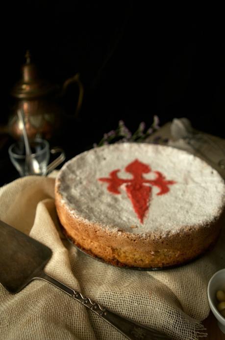 Tarta de Santiago, una chispa de color a la receta tradicional de Ferrán Adriá