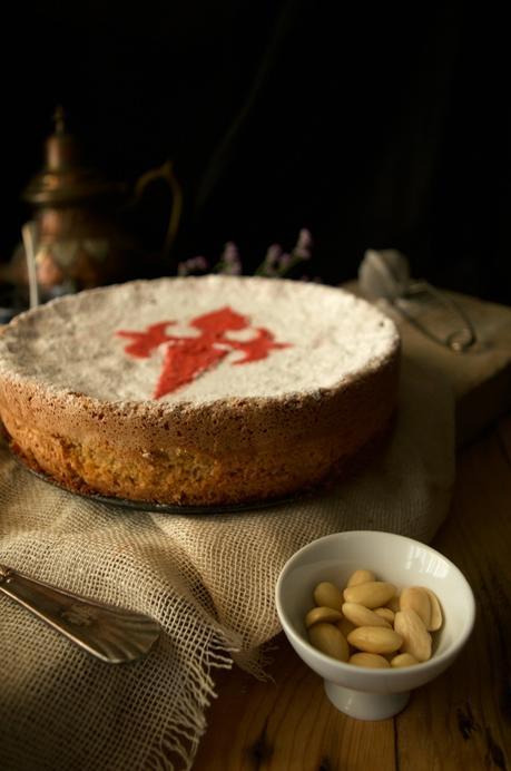 Tarta de Santiago, una chispa de color a la receta tradicional de Ferrán Adriá