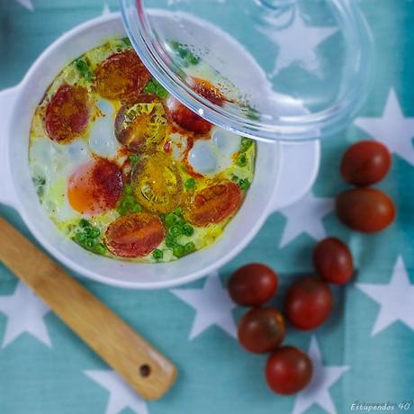 Huevos con guisantes y tomatitos cherry
