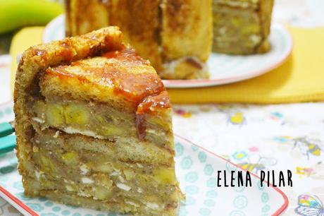 Charlota de plátano y queso fresco con salsa de caramelo salado