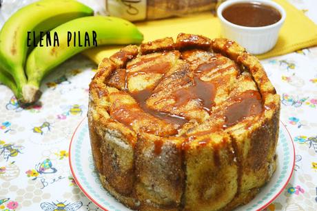 Charlota de plátano y queso fresco con salsa de caramelo salado