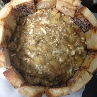 Charlota de plátano y queso fresco con salsa de caramelo salado