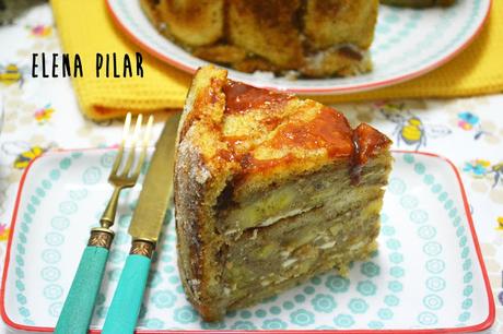 Charlota de plátano y queso fresco con salsa de caramelo salado