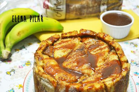 Charlota de plátano y queso fresco con salsa de caramelo salado