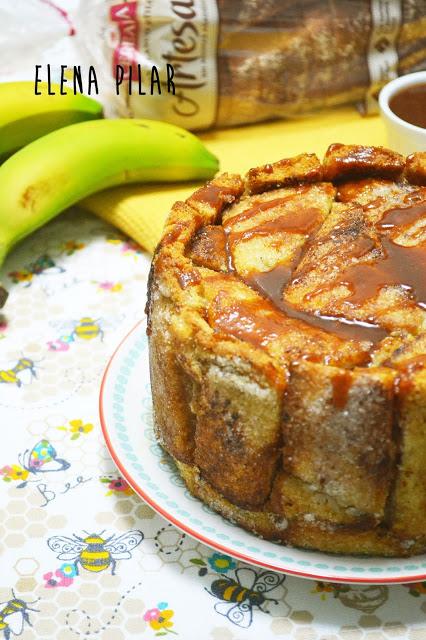 Charlota de plátano y queso fresco con salsa de caramelo salado