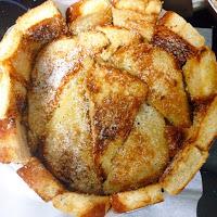 Charlota de plátano y queso fresco con salsa de caramelo salado