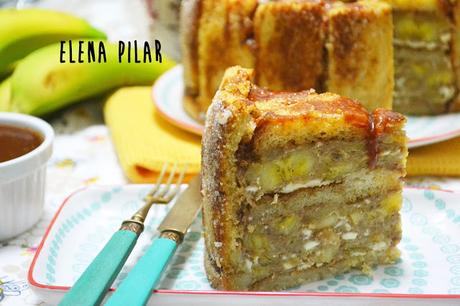 Charlota de plátano y queso fresco con salsa de caramelo salado