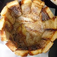 Charlota de plátano y queso fresco con salsa de caramelo salado