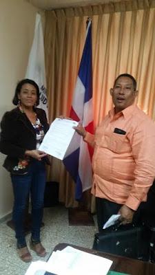 Alcaldesa de Polo dona terreno para construir local de UNAP.