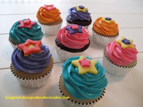 cupcakes decorados con estrellas colores