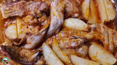 Conejo asado con mojo rojo