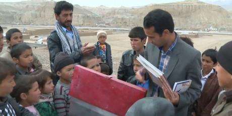 Maestro afgano convierte su bicicleta en una biblioteca móvil para dar a niños una ocasión de leer